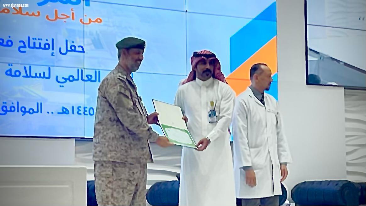 مدير مستشفى الملك سلمان للقوات المسلحة بالشمالية الغربية يُكّرم 